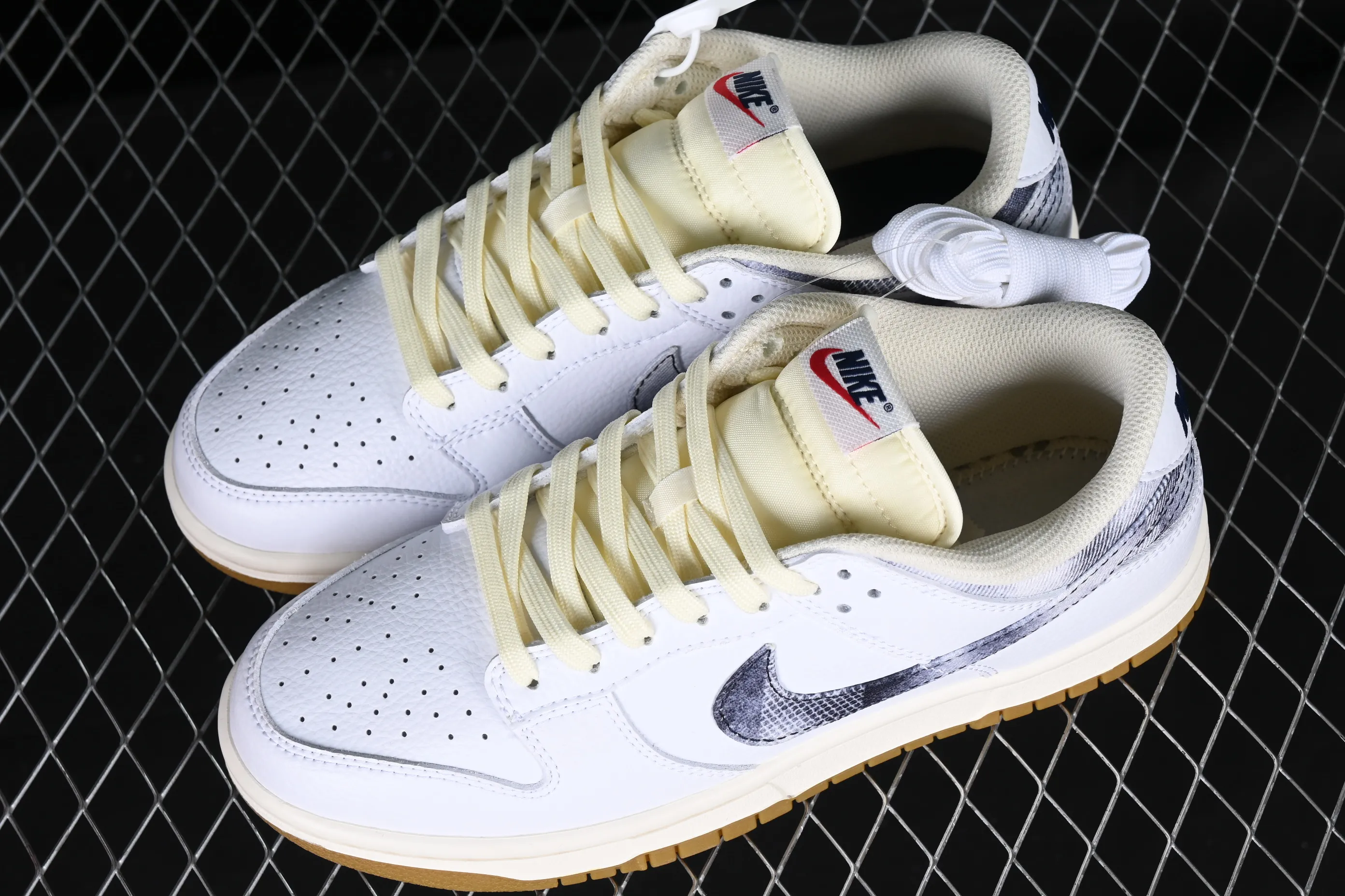 All categories Nk SB Dunk series Nk SB Dunk Low low-top sneakers Nk Dunk Low "Washed Denim" washed denim SB dunk series low-top casual sports skateboard shoes FN6881-100